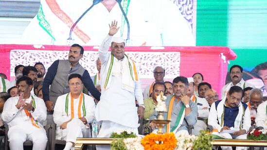 ಮೈಸೂರಿನಲ್ಲಿ ಶುಕ್ರವಾರ ಆಯೋಜಿಸಲಾಗಿದ್ದ ಕಾಂಗ್ರೆಸ್‌ ಜನಾಂದೋಲನ ಸಮಾವೇಶಕ್ಕೆ ಆಗಮಿಸಿದ ಸಿಎಂ ಸಿದ್ದರಾಮಯ್ಯ ಅಭಿಮಾನಿಗಳತ್ತ ಕೈ ಬೀಸಿದರು.