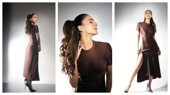 ಇಂದು ವಾಣಿಕಪೂರ್ ಕಂದು ಬಣ್ಣದ ದುಂಡಗಿನ ಬಾಡಿಕಾನ್ ಉಡುಪನ್ನು ಧರಿಸಿದ್ದರು. ಈ ಉಡುಗೆ ಅಂದ ಕಾಣಿಸಲು ಅದರ ಬದಿಯಲ್ಲಿ ಸಾಲಾಗಿದ್ದ ಬಟನ್ಗಳು ನೆರವಾಗಿದ್ದವು. ತನ್ನ ಕಿವಿಗಳಿಗೆ ಸ್ಟೇಟ್ಮೆಂಟ್ ರಿಂಗ್ ಧರಿಸಿದರು. ಒಟ್ಟಾರೆ ಈ ಫೋಟೋದಲ್ಲಿ ತುಂಬಾ ಸುಂದರವಾಗಿ ಕಾಣಿಸಿದ್ದಾರೆ. ಇಂದು ವಾಣಿಕಪೂರ್ ಕಂದು ಬಣ್ಣದ ದುಂಡಗಿನ ಬಾಡಿಕಾನ್ ಉಡುಪನ್ನು ಧರಿಸಿದ್ದರು. ಈ ಉಡುಗೆ ಅಂದ ಕಾಣಿಸಲು ಅದರ ಬದಿಯಲ್ಲಿ ಸಾಲಾಗಿದ್ದ ಬಟನ್ಗಳು ನೆರವಾಗಿದ್ದವು. ತನ್ನ ಕಿವಿಗಳಿಗೆ ಸ್ಟೇಟ್ಮೆಂಟ್ ರಿಂಗ್ ಧರಿಸಿದರು. ಒಟ್ಟಾರೆ ಈ ಫೋಟೋದಲ್ಲಿ ತುಂಬಾ ಸುಂದರವಾಗಿ ಕಾಣಿಸಿದ್ದಾರೆ. 