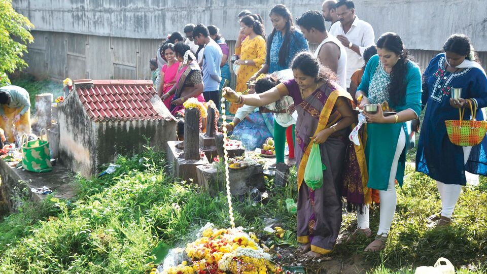 Nagara Panchami 2024 ನಾಗರ ಕಲ್ಲು, ಹುತ್ತಗಳಿಗೆ ಹಾಲೆರದ ಭಕ್ತರು, ತುಮಕೂರಲ್ಲಿ