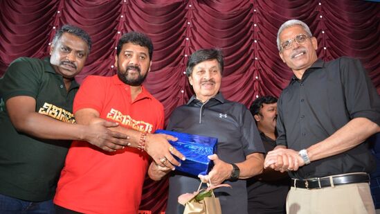 ಸಾಮಾಜಿಕ ಕಳಕಳಿಯ ವಿಕಾಸ ಪರ್ವ ಚಿತ್ರಕ್ಕೆ ಪ್ರಣಯರಾಜ ಶ್ರೀನಾಥ್ ಸಾಥ್; ಟ್ರೇಲರ್ ಬಿಡುಗಡೆ ಮಾಡಿ ಹರಸಿದ ಹಿರಿಯ ನಟ ಸಾಮಾಜಿಕ ಕಳಕಳಿಯ ವಿಕಾಸ ಪರ್ವ ಚಿತ್ರಕ್ಕೆ ಪ್ರಣಯರಾಜ ಶ್ರೀನಾಥ್ ಸಾಥ್; ಟ್ರೇಲರ್ ಬಿಡುಗಡೆ ಮಾಡಿ ಹರಸಿದ ಹಿರಿಯ ನಟ