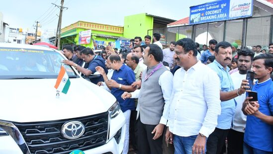 ಮೈಸೂರಿಗೆ ಬಂದಾಗ ಸಿಎಂ ದಸರಾ ಸಮಯ ಬಿಟ್ಟರೆ ಚಾಮುಂಡಿಬೆಟ್ಟಕ್ಕೆ ಭೇಟಿ ನೀಡುವುದು ಕಡಿಮೆ. ಈ ಬಾರಿ ಬೆಟ್ಟಕ್ಕೆ ಆಗಮಿಸಿ ಶನಿವಾರ ವಿಶೇಷ ಪೂಜೆ ಸಲ್ಲಿಸಿದರು.
