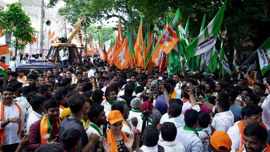 ಕಾಂಗ್ರೆಸ್‌ ಜನಾಂದೋಲನ ಸಮಾವೇಶದ ಮರುದಿನವೇ ಮೈಸೂರಿನಲ್ಲಿ ನಡೆದ ಬಿಜೆಪಿ ಹಾಗೂ ಜೆಡಿಎಸ್‌ ಮೈಸೂರು ಚಲೋ ಸಮಾವೇಶದ ವೇಳೆ ರಾರಾಜಿಸಿದ ಎರಡೂ ಪಕ್ಷಗಳ ಬಾವುಟಗಳು.