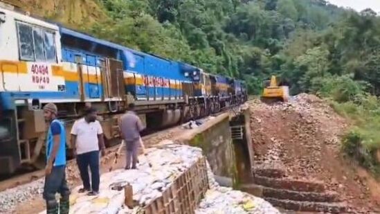 ಸಕಲೇಶಪುರ ಸಮೀಪ ಬೆಂಗಳೂರು-ಮಂಗಳೂರು ರೈಲು ಮಾರ್ಗ ದುರಸ್ತಿ ಕಾಮಗಾರಿ