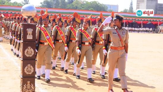 ಮಾಣೀಕ್ ಷಾ ಪೆರೇಡ್ ಮೈದಾನದಲ್ಲಿ ಸ್ವಾತಂತ್ರ್ಯ ದಿನಾಚರಣೆ ನಡೆಯಲಿದ್ದು, ಸಂಚಾರ ವ್ಯವಸ್ಥೆ ಬದಲಾವಣೆ ಸಂಬಂಧಿಸಿ ಬೆಂಗಳೂರು ಟ್ರಾಫಿಕ್ ಪೊಲೀಸರು ಮಾರ್ಗಸೂಚಿ ಪ್ರಕಟಿಸಿದರು. ಮೈದಾನದಲ್ಲಿ ಕವಾಯತು ನಡೆದ ಸಂದರ್ಭದ ಫೋಟೋವನ್ನು ಸಾಂದರ್ಭಿಕವಾಗಿ ಬಳಸಲಾಗಿದೆ. ಮಾಣೀಕ್ ಷಾ ಪೆರೇಡ್ ಮೈದಾನದಲ್ಲಿ ಸ್ವಾತಂತ್ರ್ಯ ದಿನಾಚರಣೆ ನಡೆಯಲಿದ್ದು, ಸಂಚಾರ ವ್ಯವಸ್ಥೆ ಬದಲಾವಣೆ ಸಂಬಂಧಿಸಿ ಬೆಂಗಳೂರು ಟ್ರಾಫಿಕ್ ಪೊಲೀಸರು ಮಾರ್ಗಸೂಚಿ ಪ್ರಕಟಿಸಿದರು. ಮೈದಾನದಲ್ಲಿ ಕವಾಯತು ನಡೆದ ಸಂದರ್ಭದ ಫೋಟೋವನ್ನು ಸಾಂದರ್ಭಿಕವಾಗಿ ಬಳಸಲಾಗಿದೆ.