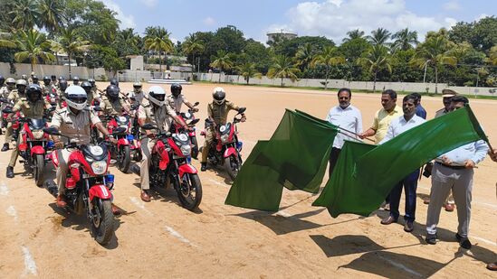 ಮಂಡ್ಯ ಜಿಲ್ಲೆಯಲ್ಲಿ ನಿರ್ಭಯ ಯೋಜನೆಯಡಿ &nbsp;ಒಟ್ಟು 40 ದ್ವಿಚಕ್ರ ಗಸ್ತು ವಾಹನಗಳಿಗೆ &nbsp;ಹೊಸದಾಗಿ ವಿನ್ಯಾಸಗೊಳಿಸಲಾಗಿದ್ದು, ಕೃಷಿ ಹಾಗೂ ಜಿಲ್ಲಾ ಉಸ್ತುವಾರಿ ಸಚಿವ ಎನ್ ಚಲುವರಾಯಸ್ವಾಮಿ ಅವರು ಇಂದು &nbsp;ಡಿ.ಎ.ಆರ್ ಮೈದಾನದಲ್ಲಿ ಚಾಲನೆ ನೀಡಿದರು. ಶಾಸಕ ರಮೇಶ್‌ ಬಂಡಿಸಿದ್ದೇಗೌಡ, ಡಿಸಿ ಡಾ.ಕುಮಾರ, ಎಸ್ಪಿ ಮಲ್ಲಿಕಾರ್ಜುನ ಬಾಲದಂಡಿ, ಜಿಪಂ ಸಿಇಒ ಶೇಖ್‌ ಆಸಿಫ್‌ ತನ್ವೀರ್‌ ಮತ್ತಿತರರು ಹಾಜರಿದ್ದರು,