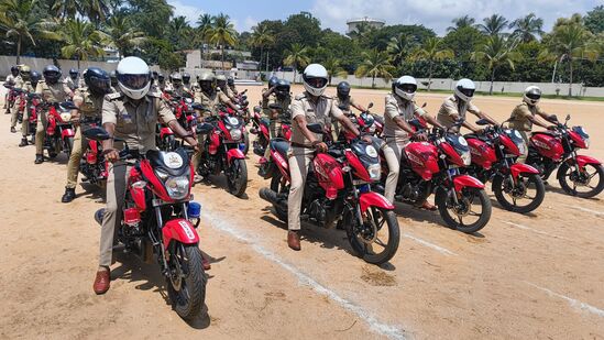 ಈ ಹಿಂದೆ ನಿರ್ಭಯ ಸ್ಕೀಮ್ ನ ಅಡಿಯಲ್ಲಿ ನೀಡಲಾಗಿದ್ದ ಗಸ್ತು ಬೈಕ್ ಗಳು ಪರಿಣಾಮಕಾರಿಯಾಗಿ ಕಾರ್ಯ ನಿರ್ವಹಿಸುತ್ತಿರಲಿಲ್ಲ. ಆದ ಕಾರಣ ಎಲ್ಲಾ ಬೈಕ್ ಗಳಿಗೆ ಹೊಸರೂಪ ಕೊಟ್ಟು, ಬ್ಲಿನ್ಕ್ ಕರ್ಸ್ ಗಳು ಮತ್ತು ಸೈರನ್, ಮೈಕ್ ಸ್ಪೀಕರ್ ಗಳನ್ನು ಅಳವಡಿಸಲಾಗಿದೆ. ಇವು 5 ಬೈಕ್ ಗಳಂತೆ ಗುಂಪು ವ್ಯವಸ್ಥೆಯಲ್ಲಿ ಸೂಕ್ಷ್ಮ ಪ್ರದೇಶಗಳಲ್ಲಿ ಸತತವಾಗಿ ಸಂಚರಿಸಲಿಕ್ಕೆ ಉಪಯೋಗವಾಗುವ ರೀತಿಯಲ್ಲಿ ಸಿದ್ದಗೊಳಿಸಲಾಗಿದೆ&nbsp;&nbsp;