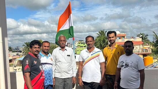 ಬೆಂಗಳೂರಿನಲ್ಲಿ ಬಿಜೆ ಮೂರ್ತಿ ಹಾಗೂ ಸ್ನೇಹಿತರಿಗೆ ಹರ್‌ಘರ್‌ ತಿರಂಗಾ ಅಡಿ ಮನೆ ಮೇಲೆ ಹಾರಿದ ಬಾವುಟ.