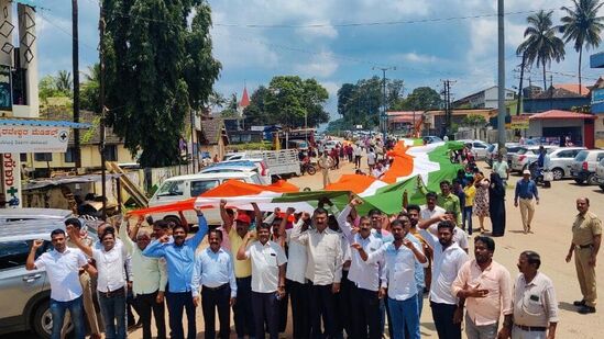 ಚಿಕ್ಕಮಗಳೂರು ಜಿಲ್ಲೆ ಮೂಡಿಗೆರೆ ಪಟ್ಟಣದಲ್ಲಿ ಹರ್‌ ಘರ್‌ ತಿರಂಗಾ ಕಾರ್ಯಕ್ರಮದಡಿ ಶಾಸಕ ಎಂ.ಕೆ.ಪ್ರಾಣೇಶ್‌ ನೇತೃತ್ವದಲ್ಲಿ ಭಾರೀ ಗಾತ್ರದ ಬಾವುಟದೊಂದಿಗೆ ಮೆರವಣಿಗೆ ನಡೆಯಿತು.