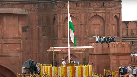 ಪ್ರಧಾನಿ ನರೇಂದ್ರ ಮೋದಿ ಅವರು ರಾಷ್ಟ್ರಧ್ವಜಾರೋಹಣ ನೆರವೇರಿಸುತ್ತಿದ್ದಂತೆ ನ್ಯಾಷನಲ್ ಫ್ಲಾಗ್‌ ಗಾರ್ಡ್‌ ಧ್ವಜವಂದನೆ ಆದೇಶ ನೀಡಿತು. ಜೊತೆಗೆ ಸೇನಾ ಬ್ಯಾಂಡ್‌ನಲ್ಲಿ ರಾಷ್ಟ್ರಗೀತೆ ನುಡಿಸಲಾಯಿತು.