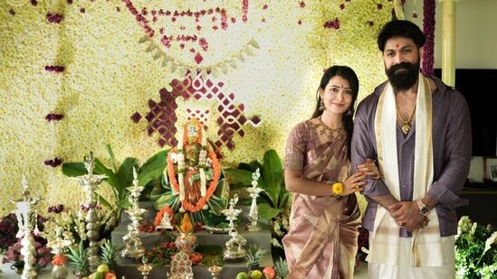 ಯಾವುದೇ ಹಬ್ಬ ಬಂದರೂ ಅದನ್ನು ಅಷ್ಟೇ ಗ್ರ್ಯಾಂಡ್‌ ಆಗಿ ಫ್ಯಾಮಿಲಿ ಜತೆಗೆ ಆಚರಿಸುತ್ತಾರೆ ನಟ ಯಶ್‌ ಮತ್ತು ರಾಧಿಕಾ ಪಂಡಿತ್‌.&nbsp;