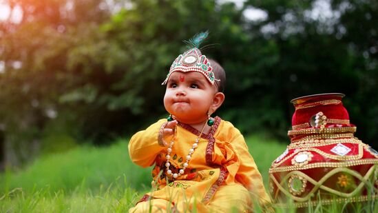 ಕಿರೀಟವು ಕೃಷ್ಣನ ಅಂದವನ್ನು ಹೆಚ್ಚಿಸುತ್ತದೆ. ಈ ಕಾರಣದಿಂದ ನೀವು ನವಿಲು ಗರಿ ಇರುವ ಒಂದು ಕಿರೀಟವನ್ನು ತಯಾರಿಸಿ ನಿಮ್ಮ ಮಕ್ಕಳ ತಲೆಗೆ ಕಟ್ಟಿ. ತುಂಬಾ ಚಿಕ್ಕ ಮಕ್ಕಳಾಗಿದ್ದರೆ ತಲೆಗೆ ಬಟ್ಟೆ ಕಟ್ಟಿ ಅದಕ್ಕೆ ನವಿಲು ಗರಿ ಸಿಕ್ಕಿಸಿ.&nbsp;