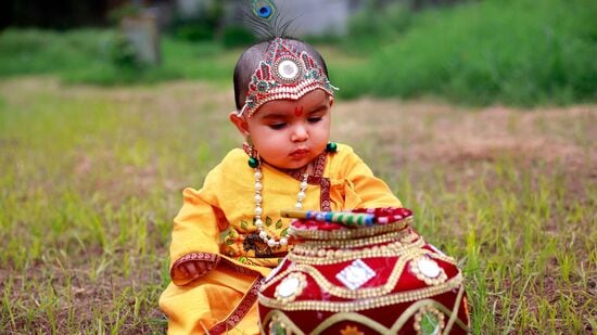 ಕೊಳಲು: ಕೃಷ್ಣ ಎಂದರೆ ಕೊಳಲು ಇರಲೇಬೇಕು. ಒಂದು ಸುಂದರವಾದ ಬಿದಿರಿನ ಕೊಳಲು ತನ್ನಿ ಅದನ್ನು ನಿಮ್ಮ ಮಕ್ಕಳ ಸೊಂಟಕ್ಕೆ ಸಿಕ್ಕಿಸಿ. ಅಥವಾ ಅವರ ಕೈಯ್ಯಲ್ಲಿ ಹಿಡಿದುಕೊಳ್ಳುವಂತೆ ಮಾಡಿ.