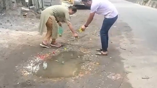 ಗುಂಡಿಗಳಿಂದ ರೋಸಿ ಹೋಗಿರುವ ಬೆಂಗಳೂರು ಜನರು ರಸ್ತೆಗಳಲ್ಲಿರುವ ಗುಂಡಿಗಳನ್ನೇ ವರಮಹಾಲಕ್ಷ್ಮೀ ಹಬ್ಬದ ದಿನ ಪೂಜಿಸಿದರು.