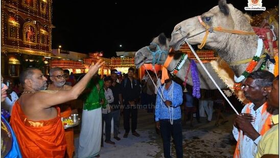 ಆರಾಧನಾ ಮಹೋತ್ಸವ ಅಂಗವಾಗಿ ಮಂತ್ರಾಲಯ ಮಠದ ಆವರಣದಲ್ಲಿ ಒಂಟೆಗಳಿಗೆ ವಿಶೇಷ ಪೂಜೆಯನ್ನು ಮಠದ ಪೀಠಾಧಿಪತಿ ಸುಬುಧೇಂದ್ರ ತೀರ್ಥಸ್ವಾಮೀಜಿಯವರು ಸಲ್ಲಿಸಿದರು.