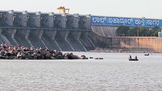 ತುಂಬಿರುವ ಆಲಮಟ್ಟಿಗೆ ಈ ವರ್ಷ ಬಾಗಿನ ಸಲ್ಲಿಸುವ ಸಮಾರಂಭ ಬುಧವಾರ ನಡೆಯಲಿದೆ.