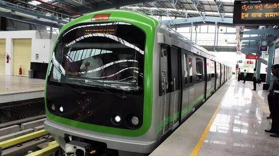 Bangalore Namma Metro ಬೆಂಗಳೂರಿನ ನಮ್ಮ ಮೆಟ್ರೋ ಹಸಿರು ಮಾರ್ಗದಲ್ಲಿ ಅಂಧರಿಬ್ಬರು ಹಳಿ ಮೇಲೆ ಬಿದ್ದು ಅನಾಹುತ ತಪ್ಪಿದೆ.