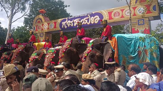 ದಸರಾದಲ್ಲಿ ಭಾಗಿಯಾಗುವ ಆನೆಗಳಿಗೆ ವಿಶೇಷ ಪೂಜೆಯನ್ನು ಸಚಿವರಾದ ಡಾ.ಮಹದೇವಪ್ಪ, ಈಶ್ವರ್‌ ಖಂಡ್ರೆ ಮತ್ತಿತರರು ಸಲ್ಲಿಸಿದರು.&nbsp;