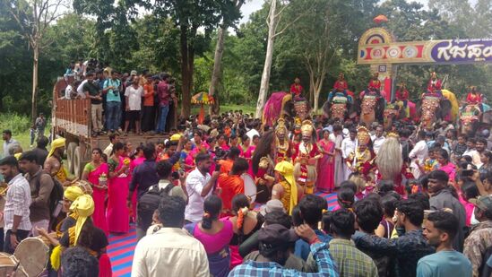 ಅಭಿಮನ್ಯು ನೇತೃತ್ವದಲ್ಲಿ ಒಟ್ಟು ಒಂಬತ್ತು ಆನೆಗಳು ಮೊದಲನೇ ತಂಡದಲ್ಲಿ ಮೈಸೂರು ಕಡೆಗೆ ಹೆಜ್ಜೆ ಹಾಕಿದವು,