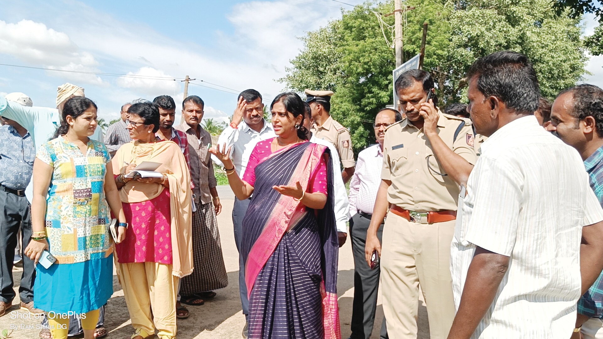 ಜಯಮಂಗಲಿ ನದಿ ಮೈದುಂಬಿ ಹರಿಯತ್ತಿರುವ ಕಾರಣ ಸ್ಥಳಕ್ಕಾಗಮಿಸಿದ ಜಿಲ್ಲಾ ವರಿಷ್ಠಾಧಿಕಾರಿಗಳು.