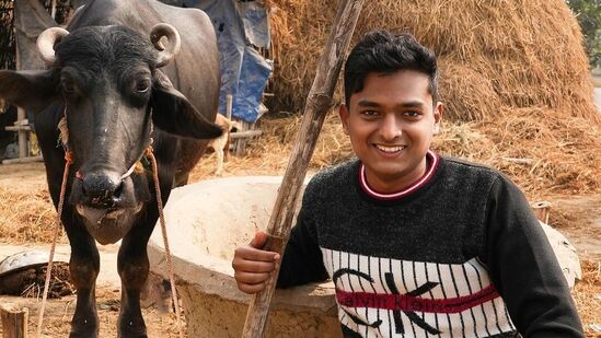 ಸದ್ಯದ ವೀವ್ಸ್‌ ಸ್ಕ್ರೀನ್‌ ತೋರಿಸಿದ ಡಾ. ಬ್ರೋ ಒಂದು ತಿಂಗಳಿಗೆ 1ಲಕ್ಷ 80 ಸಾವಿರ (2100 ಡಾಲರ್‌) ಗಳಿಸುತ್ತಿದ್ದಾರೆ. ಗಳಿಕೆಯ ಜತೆಗೆ ವಿದೇಶಕ್ಕೆ ಹೋಗಲು ಖರ್ಚಾಗುವ ಮೊತ್ತ ಎಷ್ಟು ಎಂಬುದನ್ನೂ ಹೇಳಿದ್ದಾರೆ. ಫ್ಲೈಟ್‌ ಚಾರ್ಜ್‌ಗೆ 50 ಸಾವಿರ ಹೋದರೆ, ಆ ದೇಶಕ್ಕೆ ಹೋದಾಗ ಅಲ್ಲಿನ ಖರ್ಚು 60 ಸಾವಿರ ಎಂದಿದ್ದಾರೆ, &nbsp;