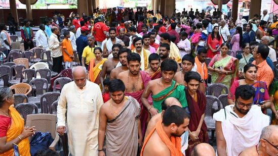 ಉಡುಪಿಯಲ್ಲಿ ಭಕ್ತಜನಸಾಗರ/// ಉಡುಪಿ ರಥಬೀದಿಯಲ್ಲಿ ನಾನಾ ಬಗೆಯ ಅಂಗಡಿ, ಮಾರಾಟ ಮಳಿಗಳನ್ನು ತೆರೆಯಲಾಗಿದ್ದು, ಅಷ್ಟಮಿ ನಿಮಿತ್ತವಾಗಿ ವಿವಿಧ ಬಗೆಯ ಹೂವಿನ ಮಾರಾಟವೂ ಜೋರಾಗಿ ನಡೆಯುತ್ತಿದೆ. ಕೃಷ್ಣಮಠಕ್ಕೆ ಆಗಮಿಸುವ ಭಕ್ತರು, ಪ್ರವಾಸಿಗರ ಸಂಖ್ಯೆಯೂ ಹೆಚ್ಚುತ್ತಿದೆ.