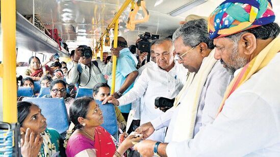 ಬೆಂಗಳೂರಿನಲ್ಲಿ ಶಕ್ತಿ ಯೀಜನೆಗೆ ಚಾಲನೆ ನೀಡಿದ್ದ ಸಿಎಂ ಸಿದ್ದರಾಮಯ್ಯ, ಡಿಸಿಎಂ ಡಿಕೆ ಶಿವಕುಮಾರ್‌, ಸಾರಿಗೆ ಸಚಿವ ರಾಮಲಿಂಗಾರೆಡ್ಡಿ ಅವರು ನಂತರ ಬಸ್‌ ಏರಿದ್ದರು.