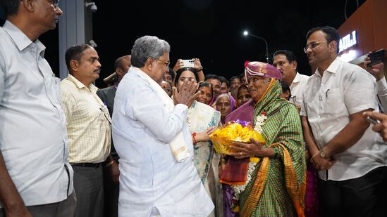 ಸನ್ಮಾನ ಸ್ವೀಕರಿಸಿದ ಬಳಿಕ‌ ಅಕ್ಕಾತಾಯಿ ಸಿಎಂಗೆ ತುಂಬು ಹೃದಯದಿಂದ ಆಶೀರ್ವದಿಸಿದರು.ನಾಡಿಗೆ ಅನ್ನ ಕೊಡೋ ದೊರೆ ನೀನು. ನಿಮ್ಮ ಕೈ ಇನ್ನೂ ಮೇಲಾಗ್ಲಿ. ನಾಡ ಆಳುವ ದೊರೆ ನೀನು ದೇಶ ಆಳ್ಬೇಕು. ಹಿಂಗಾ ಆಳ್ಕೊತಾ ಹೋಗ್ತಾ ಇರ್ಬೇಕು. ನಾಡಿಗೆ ಒಳ್ಳೇದಾಗೈತ್ರಿ ಎಂದರು.