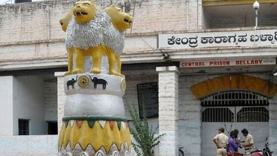 ಬಳ್ಳಾರಿಯಲ್ಲ ಮೂರು ಕಾರಾಗೃಹ ಕಟ್ಟಡಗಳು ಶತಮಾನದ ಹಿಂದೆಯೇ ಇದ್ದವು. ಇದರಲ್ಲಿ ವಿಶ್ವ ಯುದ್ದದ ಕೈದಿಗಳನ್ನು ಇಲ್ಲಿಗೆ ಕರೆ ತರಲಾಗುತ್ತಿತ್ತು. ಅಲ್ಲದೇ ಸ್ವಾತಂತ್ರ್ಯ ಹೋರಾಟದ ವೇಳೆ ಬಂಧಿಸಲ್ಪಟ್ಟವರು ಇಲ್ಲಿಗೆ ಬರುತಿದ್ದರು. ಈಗ ಮೂರು ಕಟ್ಟಡಗಳಲ್ಲಿ ಒಂದೇ ಕಟ್ಟಡ ಉಳಿದುಕೊಂಡಿದೆ. ಎರಡು ಆಸ್ಪತ್ರೆಗಳಾಗಿವೆ.&nbsp;