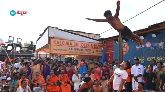 ಗಮನ ಸೆಳೆದ ಮಲ್ಲಕಂಬ ಪ್ರದರ್ಶನ: ಹುಬ್ಬಳ್ಳಿಯ ವೀರಸಾವರ್ಕರ್ ಬಳಗದ ಸದಸ್ಯರು ರಥಬೀದಿಯ ವೇದಿಕೆಯಲ್ಲಿ ಮಲ್ಲಕಂಬ ವಿಶೇಷ ಪ್ರದರ್ಶನ ನೀಡಿದರು. ಹಲವು ಕಸರತ್ತುಗಳನ್ನು ಶ್ರೀಪಾದರ ಸಮ್ಮುಖದಲ್ಲಿ ನಡೆಸಿ ಮೆಚ್ಚುಗೆ ಗಳಿಸಿದರು. ಸೇರಿದ್ದ ಭಕ್ತರು ಪ್ರದರ್ಶನವನ್ನು ಕಣ್ಣುಂಬಿಕೊಂಡರು.