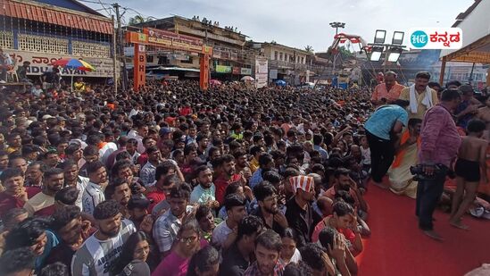 ಮಲ್ಲಕಂಬ ಪ್ರದರ್ಶನ ನೋಡುವುದಕ್ಕೆ ಕಿಕ್ಕಿರಿದು ತುಂಬಿದ್ದ ಜನಸಮೂಹ