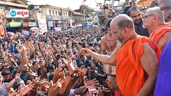 ಮುಖ್ಯ ಪ್ರಾಣ ದೇವರಿಗೆ ಉಂಡೆ ಚಕ್ಕುಲಿ ಸಮರ್ಪಣೆಯ ಬಳಿಕ ಪಲ್ಲ ಪೂಜೆಯಾಗಿ ಪ್ರಸಾದವನ್ನುಭಕ್ತರಿಗೆವಿತ ರಿಸಲಾಯಿತು. ಅನ್ನಪ್ರಸಾದ ಸ್ವೀಕಾರಕ್ಕೆ ಭಕ್ತ ಸಮೂಹ ಕಿಕ್ಕಿರಿದು ತುಂಬಿತ್ತು.