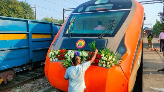 ಮೂರು ವಂದೇ ಭಾರತ್‌ ಹೊಸ ರೈಲುಗಳ ಸೇವೆಗೆ ಶನಿವಾರ ಚಾಲನೆ ದೊರಕಿದ್ದು. ಈ ವೇಳೆ ರೈಲು ಅಲಂಕರಿಸುತ್ತಿರುವ ಸಿಬ್ಬಂದಿ