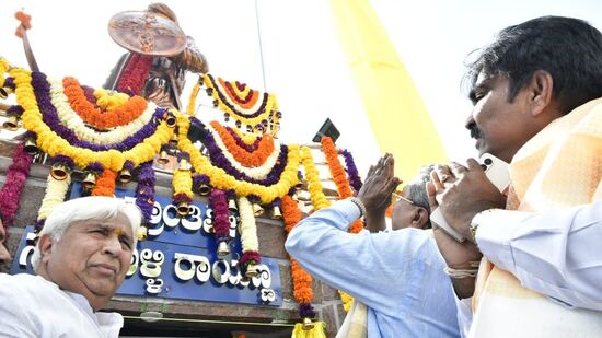 ಎರಡು ದಿನದ ಹಿಂದೆ ಹಾವೇರಿ ಜಿಲ್ಲೆಯಲ್ಲಿ ಸಂಗೊಳ್ಳಿ ರಾಯಣ್ಣ ಪ್ರತಿಮೆಯನ್ನು ಉದ್ಘಾಟಿಸಿದ ಸಿಎಂ ಸಿದ್ದರಾಯ್ಯ ನಮಸ್ಕರಿಸಿದ್ದು ಹೀಗೆ.