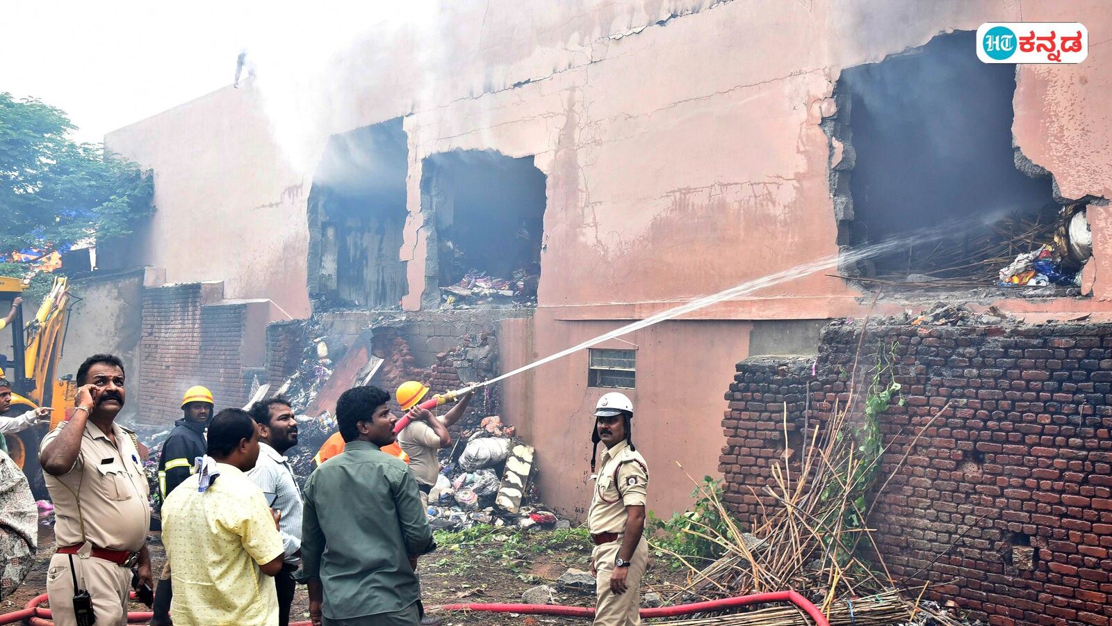 ತುಮಕೂರಿನ ಮಂಡಿಪೇಟೆಯಲ್ಲಿ ಅಗ್ನಿ ಅನಾಹುತ; ಅಂಗಡಿಯಲ್ಲಿದ್ದ ಪಟಾಕಿ ಸ್ಪೋಟ, ಅಪಾರ ಪ್ರಮಾಣದ ವಸ್ತುಗಳು ಬೆಂಕಿಗಾಹುತಿ