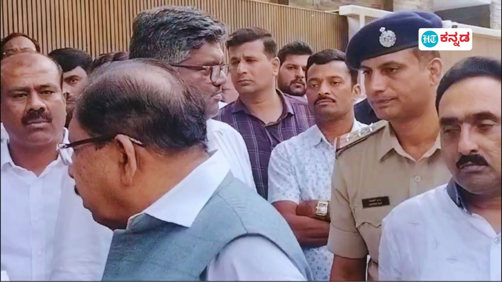 ಇದು ರಿಪೀಟ್ ಆಗ್ಬಾರ್ದು, ಹುಷಾರ್​; ಕಷ್ಟ ಹೇಳ್ಕೊಳಲು ಬಂದವ್ರ ಮೇಲೆ ರೇಗಾಡಿದ್ದ ಇನ್‌ಸ್ಪೆಕ್ಟರ್​ಗೆ ಪರಮೇಶ್ವರ ತರಾಟೆ