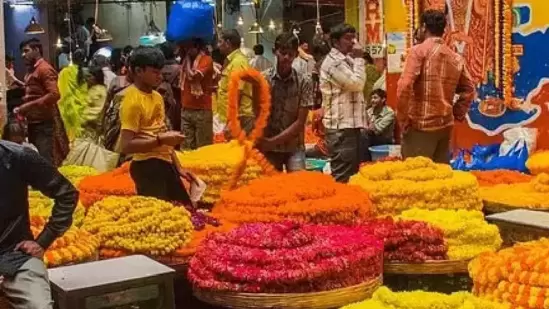 ಬೆಂಗಳೂರು ಮಾರುಕಟ್ಟೆಯಲ್ಲಿ ಹೂವುಗಳ ದರ ಹೆಚ್ಚಾಗಿದೆ.