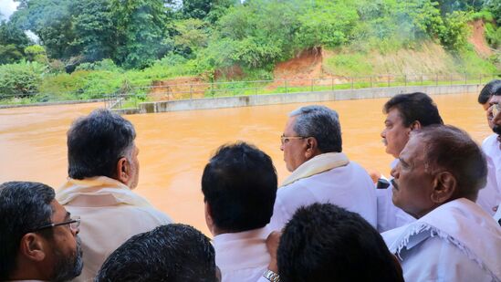 ಹಾಸನ ಜಿಲ್ಲೆ ಸಕಲೇಶಪುರ ತಾಲ್ಲೂಕಿನ ಹೆಬ್ಬನಹಳ್ಳಿಯಲ್ಲಿ ಎತ್ತಿನ ಹೊಳೆ ಯೋಜನೆ ಉದ್ಘಾಟಿಸಿ ನೀರಿನ ಘಟಕವನ್ನು ವೀಕ್ಷಿಸಿದರು.