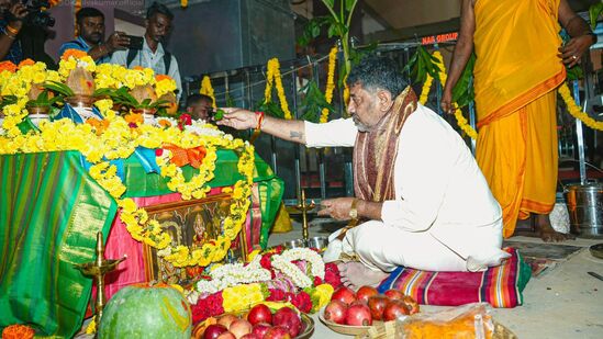 ಹಾಸನ ಜಿಲ್ಲೆ ಸಕಲೇಶಪುರ ತಾಲ್ಲೂಕಿನ ಬೈಕೆರೆ ದೊಡ್ಡನಗರದ ಪಂಪ್ ಹೌಸ್ ನಲ್ಲಿ ಎತ್ತಿನ ಹೊಳೆ ಯೋಜನೆ ಉದ್ಘಾಟನೆಗೂ ಮುನ್ನ ಡಿಸಿಎಂ ಡಿಕೆ ಶಿವಕುಮಾರ್‌ ಪೂಜೆ ಸಲ್ಲಿಸಿದರು.