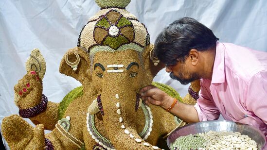 ಮುಂಬಯಿಯಲ್ಲಿ ಕಲಾವಿದರೊಬ್ಬರು ಕಾಳುಗಳಿಂದ ನಿರ್ಮಿಸಿದ ಗಣಪತಿಗೆ ಅಂತಿಮ ಸ್ಪರ್ಶ ನೀಡಿದರು&nbsp;