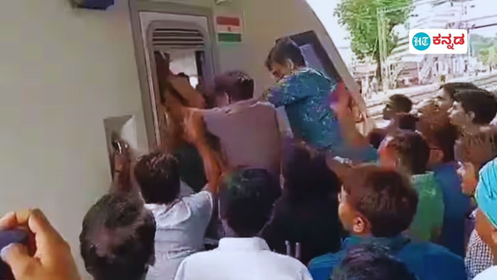 Viral Video: ನಾನು ಓಡಿಸ್ತೀನಿ ಬಿಡೋ, ವಂದೇ ಭಾರತ್ ಡ್ರೈವರ್‌ಗಳ ನಡುವೆ ಹೊಡೆದಾಟ, ಪ್ಯಾಸೆಂಜರ್ಸ್ ಕಥೆ ಏನು ಎಂದ ಜನ