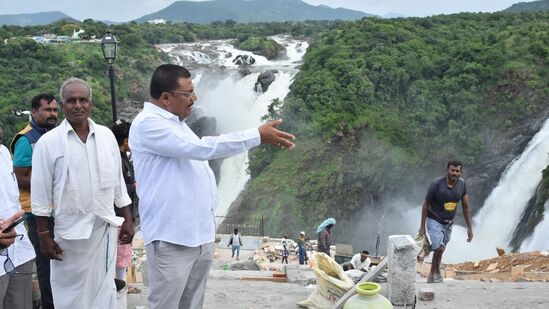 ಶಿವನಸಮುದ್ರದಲ್ಲಿ ನಡೆಯುವ ಗಗನಚುಕ್ಕಿ ಜಲಪಾತೋತ್ಸವಕ್ಕೆ ಭರದ ಸಿದ್ದತೆಗಳು ನಡೆದಿವೆ. ಈ ಉತ್ಸವದ ಉಸ್ತುವಾರಿ ಹೊತ್ತಿರುವ ಮಾಜಿ ಸಚಿವ ಹಾಗೂ ಶಾಸಕ ಪಿ.ಎಂ.ನರೇಂದ್ರ ಸ್ವಾಮಿ ಅವರು ಅಂತಿನ ಸಿದ್ದತೆಗಳನ್ನು ಪರಿಶೀಲಿಸಿದರು.