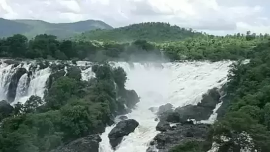 ಮೈಸೂರು, ಚಾಮರಾಜನಗರ ಜಿಲ್ಲೆ ದಾಟಿಕೊಂಡು ಮತ್ತೆ ಮಂಡ್ಯ ಜಿಲ್ಲೆ ಪ್ರವೇಶಿಸುವ ಕಾವೇರಿ ನದಿ ಶಿವನಸಮುದ್ರ ಬಳಿ ರೂಪಿಸಿರುವ ದೃಶ್ಯ ವೈಭವವೇ ಗಗನಚುಕ್ಕಿ &nbsp;ಜಲಪಾತ.