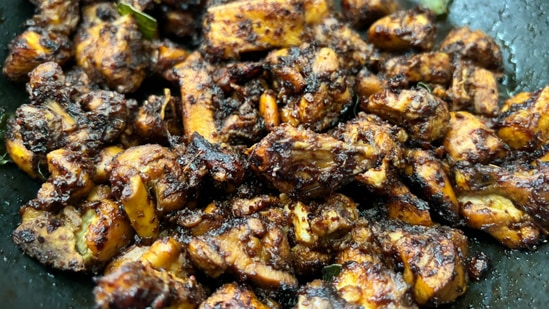 Spicy chicken fry recipe: ಚಿಕನ್‌ ಫ್ರೈ ಮಾಡಲು ಹೆಚ್ಚು ಸಮಯ ಬೇಕಿಲ್ಲ. ಸೋಯಾ ಸಾಸ್‌, ಟೊಮೊಟೊ ಸಾಸ್‌ ಹಾಕುವ ಕಾರಣ ಮಕ್ಕಳೂ ಗೋಬಿಮಂಚೂರಿ ತಿಂದಂತೆ ಈ ಚಿಕನ್‌ ಫ್ರೈ ಖಾಲಿ ಮಾಡಿಬಿಡುತ್ತಾರೆ. ಮನೆಗೆ ಯಾರಾದ್ರೂ ನೆಂಟ್ರು ಬಂದರೆ ಸುಲಭವಾಗಿ ಈ ರೆಸಿಪಿ ಮಾಡಬಹುದು. ಖಾರ ಹೆಚ್ಚು ಬಯಸುವವರು ಹೆಚ್ಚು ಖಾರದ ಪುಡಿ ಹಾಕಿ ಸ್ಪೈಸಿ ಚಿಕನ್‌ ಫ್ರೈ ರೆಸಿಪಿ ಮಾಡಬಹುದು. ಖಾರ ಕಡಿಮೆ ಸಾಕು ಎನ್ನುವವರು ಕಡಿಮೆ ಖಾರ ಹಾಕಿದ್ರೆ ಆಯ್ತು. ಈ ರೆಸಿಪಿ ಮಾಡಲು ಹೆಚ್ಚು ಸಮಯ ಬೇಕಿಲ್ಲ. ಹೆಚ್ಚು ಸಾಮಾಗ್ರಿಯೂ ಬೇಕಿಲ್ಲ. ಆದರೆ, ಸೋಯಾ ಸಾಸ್‌ ಮತ್ತು ಟೊಮೆಟೊ ಸಾಸ್‌ ಬೇಕೇಬೇಕು. ಬನ್ನಿ ಪಟಾಪಟ್‌ ಚಿಕನ್‌ ಫ್ರೈ ಮಾಡೋಣ.