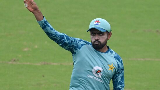 ಪಾಕಿಸ್ತಾನದ ಏಕದಿನ ಮತ್ತು ಟಿ20ಐ ನಾಯಕ ಬಾಬರ್ ಅಜಮ್ ಈಗ ತಮ್ಮ ವೃತ್ತಿಜೀವನದ ಅತ್ಯಂತ ಕಷ್ಟದ ದಿನಗಳನ್ನು ಎದುರಿಸುತ್ತಿದ್ದಾರೆ. ನಾಯಕನಾಗಿ ಮಾತ್ರವಲ್ಲದೆ ಬ್ಯಾಟರ್​ ಆಗಿಯೂ ಸತತ ವೈಫಲ್ಯ ಅನುಭವಿಸುತ್ತಿರುವುದಕ್ಕೆ ಭಾರೀ ಟೀಕೆ ಎದುರಿಸುತ್ತಿದ್ದಾರೆ.