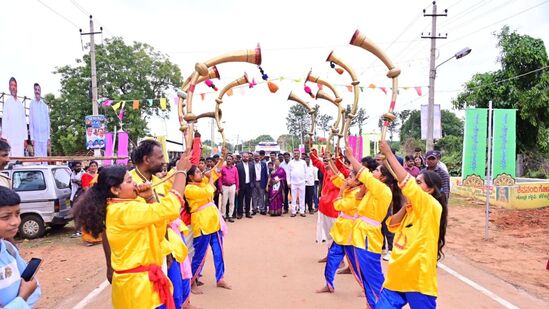 ಮಳವಳ್ಳಿ ತಾಲ್ಲೂಕಿನ ಶಿವನಸಮುದ್ರದಲ್ಲಿ ಶನಿವಾರ ಆರಂಭಗೊಂಡ ಗಗನಚುಕ್ಕಿ ಉತ್ಸವಕ್ಕೆ ಆಗಮಿಸಿದ ಶಾಸಕ ಪಿ.ಎಂ.ನರೇಂದ್ರ ಸ್ವಾಮಿ ಹಾಗೂ ಇತರರನ್ನು ವಿಶಿಷ್ಟ ಕಹಳೆಗಳಿಂದ ಸ್ವಾಗತಿಸಿದ್ದು ಹೀಗೆ.