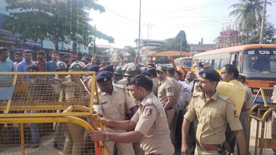 ಬಂಟ್ವಾಳ ಸಮೀಪದ ಬಿಸಿರೋಡ್‌ನಲ್ಲಿ ಪೊಲೀಸರು ಭದ್ರತೆಯನ್ನು ಹಾಕಿದರು,