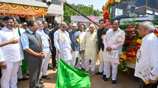 ಮುಖ್ಯಮಂತ್ರಿ ಸಿದ್ದರಾಮಯ್ಯ ಅವರು &nbsp;ಕಲಬುರಗಿ ಉತ್ಸವದ ಹಿನ್ನೆಲೆಯಲ್ಲಿ ವಿವಿಧ ಅಭಿವೃದ್ದಿ ಕಾಮಗಾರಿಗೆ ಚಾಲನೆ ನೀಡಿದರು.ಕೆಕೆಆರ್‌ಟಿಸಿ ಹೊಸ್‌ ಗಳ ಸೇವೆಗೂ ಚಾಲನೆ ದೊರಕಿತು.