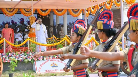 ಕಲ್ಯಾಣ ಕರ್ನಾಟಕ ಉತ್ಸವದ ಅಂಗವಾಗಿ ನಡೆದ ಪರೇಡ್‌ ನಲ್ಲಿ ಸಿಎಂ ಸಿದ್ದರಾಮಯ್ಯ ಅವರು ವಿವಿಧ ತಂಡಗಳ ಗೌರವ ವಂದನೆಯನ್ನು ಸ್ವೀಕರಿಸಿದರು.