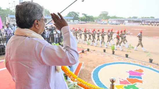 ಕಲಬುರಗಿಯ ಜಿಲ್ಲಾ ಪೊಲೀಸ್‌ ಕವಾಯತು ಮೈದಾನದಲ್ಲಿ ನಡೆದ ಕಲ್ಯಾಣ ಕರ್ನಾಟಕ ಉತ್ಸವದ ಪಥ ಸಂಚಲನದಲ್ಲಿ ಸಿಎಂ ಸಿದ್ದರಾಮಯ್ಯ ಗೌರವ ವಂದನೆ ಸ್ವೀಕರಿಸಿದರು.