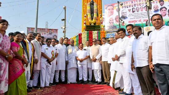 ಕಲಬುರಗಿಯ ವಲ್ಲಭಾಬಾಯ್‌ ಚೌಕದಲ್ಲಿ ಸಚಿವ ಸಂಪುಟದ ಸದಸ್ಯರೊಂದಿಗೆ ಮಾಲಾರ್ಪಣೆ ಮಾಡಿ ಕಲ್ಯಾಣ ಕರ್ನಾಟಕ ಉತ್ಸವಕ್ಕೆ ಚಾಲನೆ ನೀಡಿದರು.